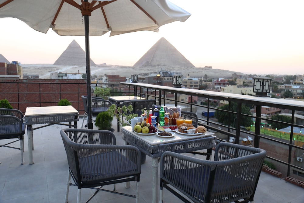 Amadeos pyramids inn
