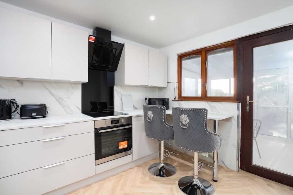 Comfy 3 Bed House - Free Parking