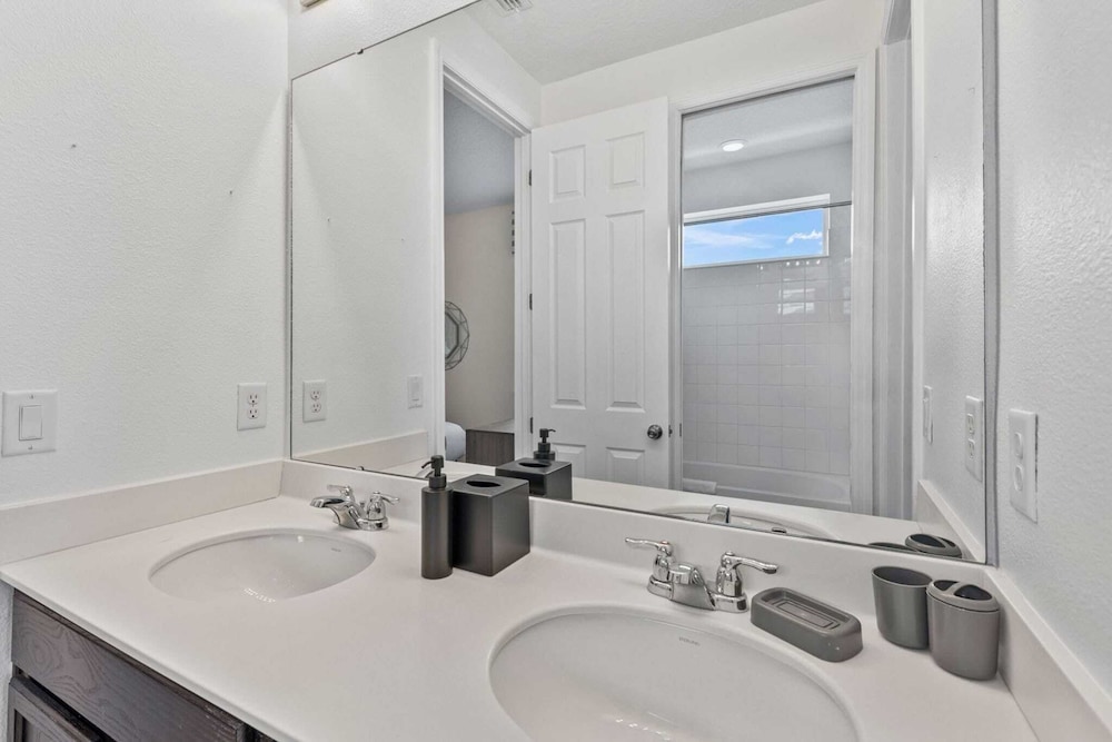 Minutes to Disney Parks + Universal Sleeps 21 w/ Pool, Hot Tub, Game Room