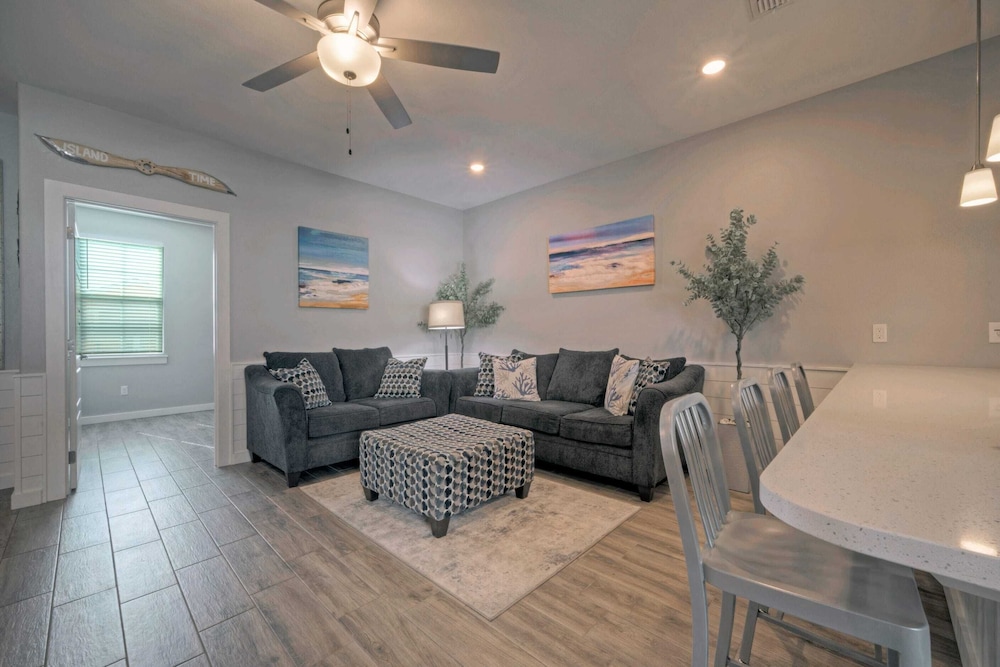 Sleeps 33! 4 Condos, Walk to the Beach, Resort-style Pool, Endless Summer Resort