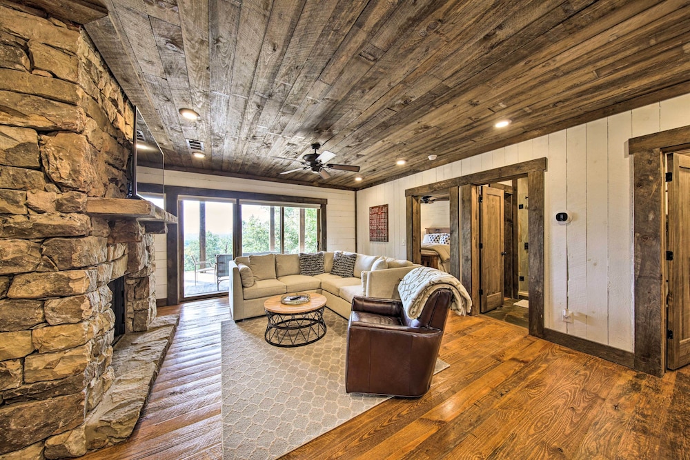 Luxury Mineral Bluff Cabin w/ Views & Hot Tub! view 4