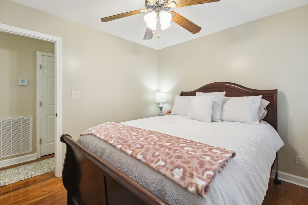 Savannah Home w/ Patio & Grill ~ 2 Mi to Downtown view 2
