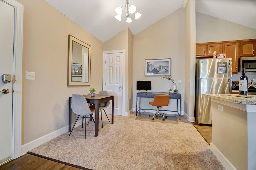 King Bed Top Floor Washer Dryer Balcony Wifi