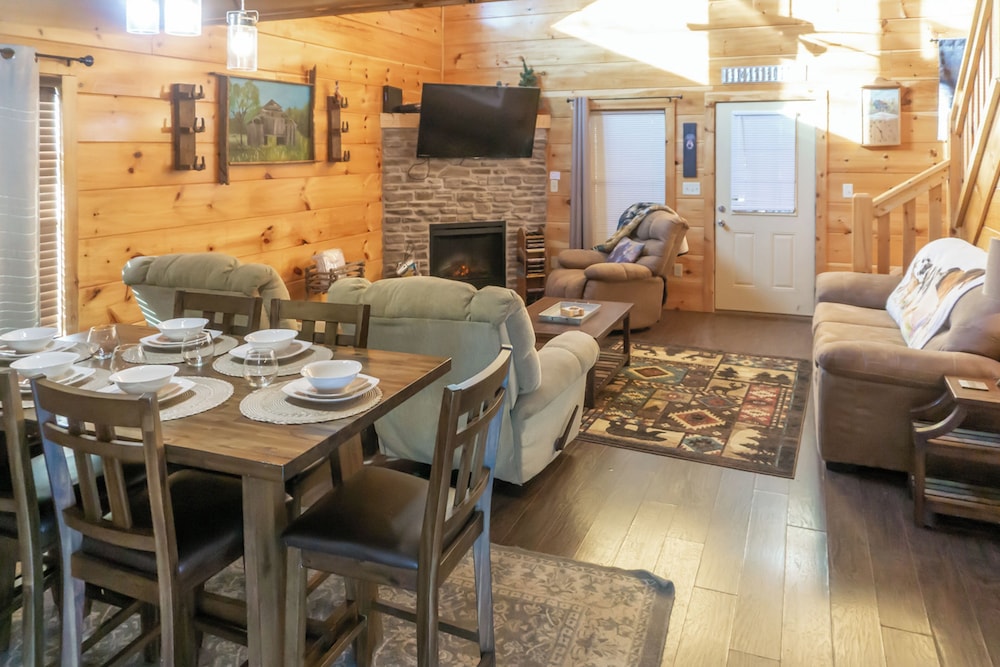 2 BR Pigeon Forge Home w/ Porch & Hot Tub