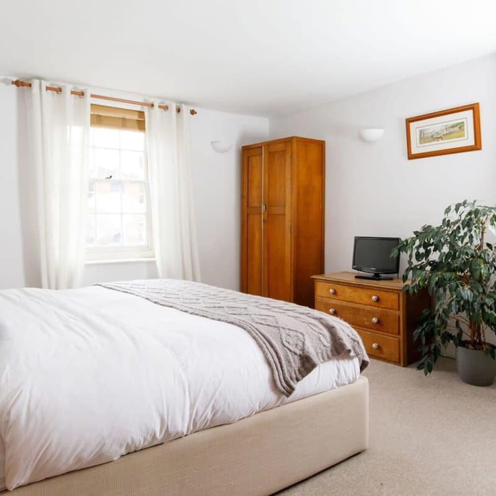 Charming 3bd Townhouse Right in the City Centre view 4