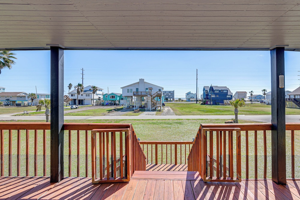 Pet-friendly Galveston Home: Walk to Beaches!