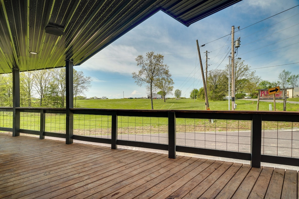 Studio Stay w/ Deck in Missouri Wine Country