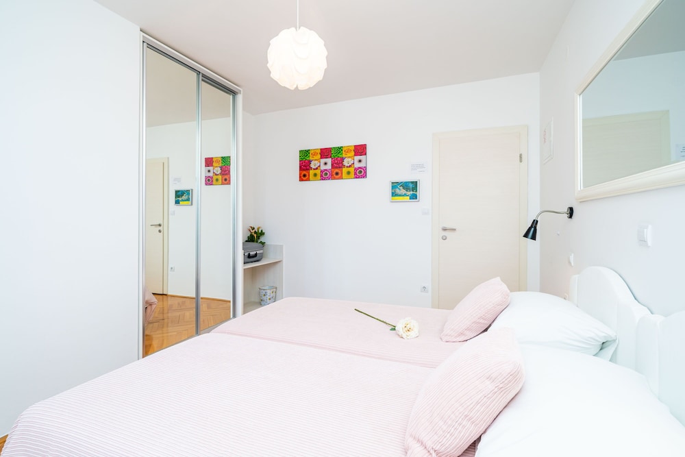 Jele Rooms