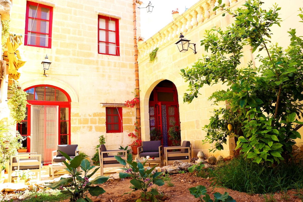 Hotel Il-Bàrraġ Farmhouse B&B - Traditional - Image 1