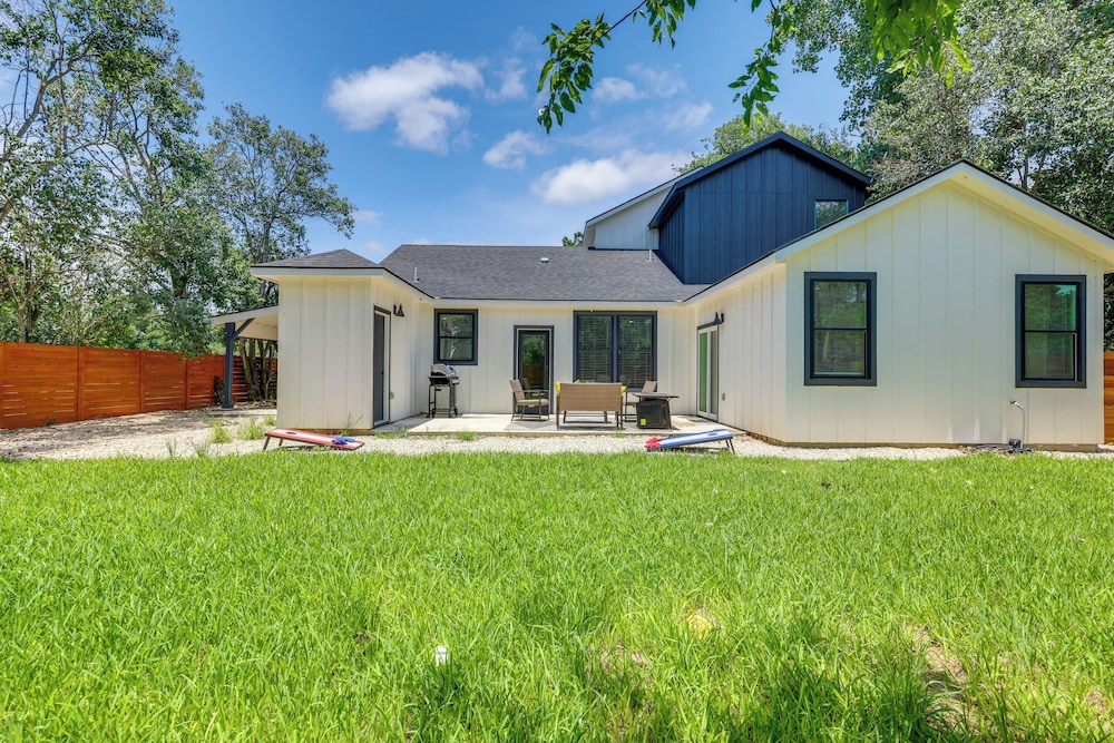 1/2 Mi to Schlitterbahn Waterpark: Home w/ Patio!