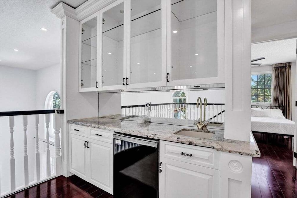 6br Elegant Hollywood Lakes Mansion W/ Pool & Spa 6 Bedroom Home