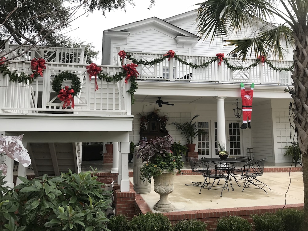 Carriage House Inn