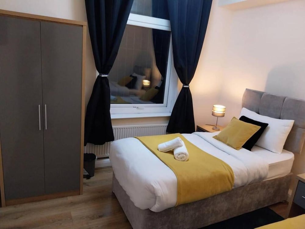 Leeds Cosy,1br Apt, Garden & Free Parking view 4