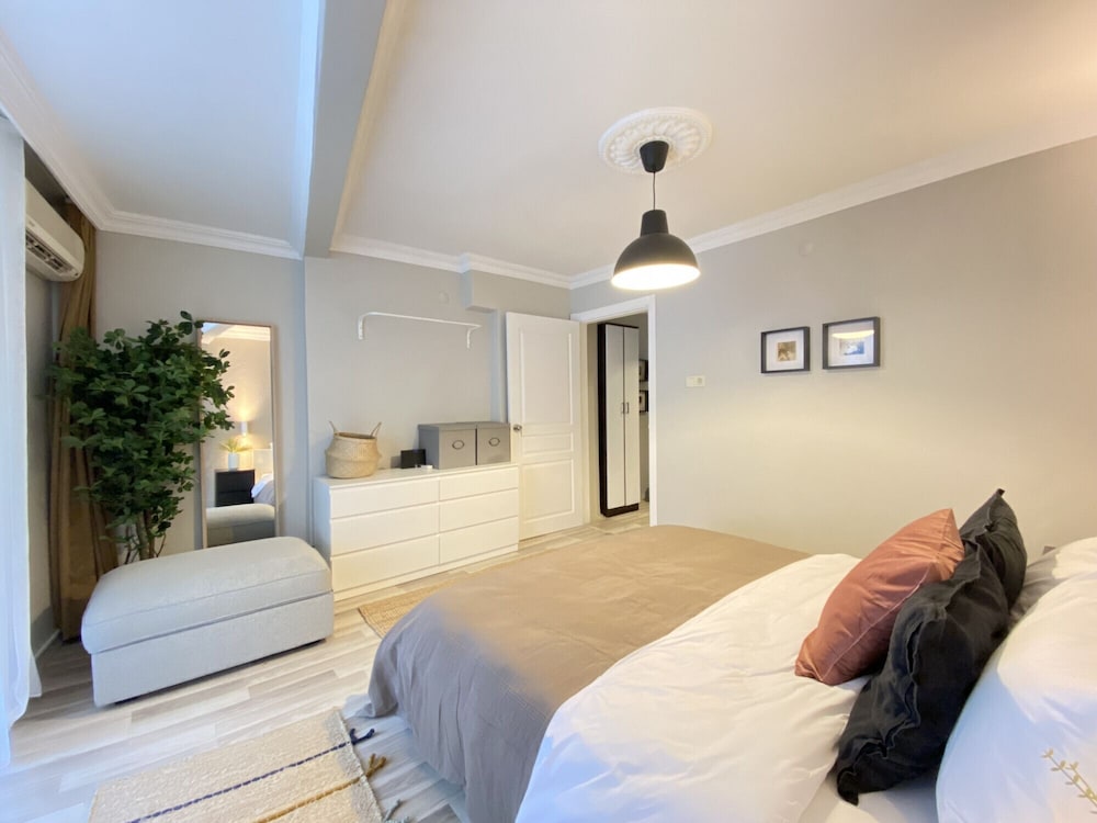 Central and Charming Flat With Balcony in Sisli