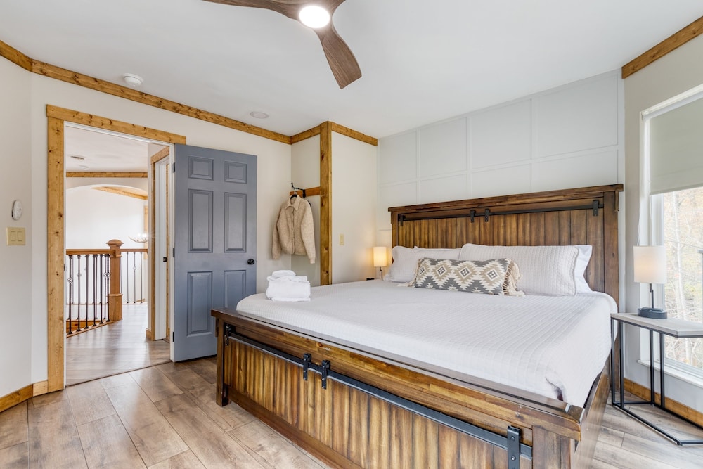 Greene Mountain Lodge by Avantstay Sleeps 22 Hot Tub Game Room Theater