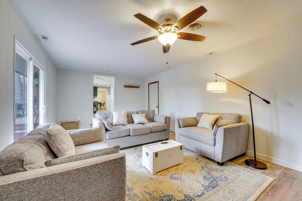 Beaver Lake Home ~ 8 Mi to Downtown Rogers! view 3