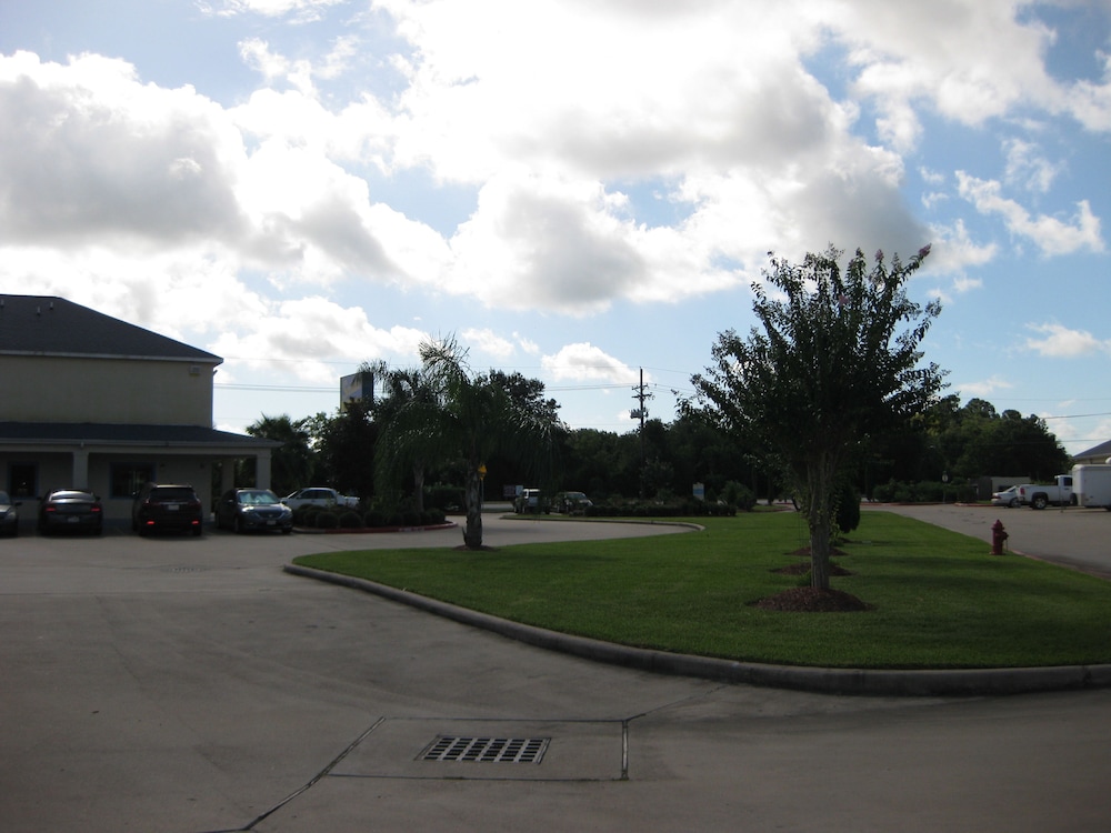 Scottish Inn and Suites