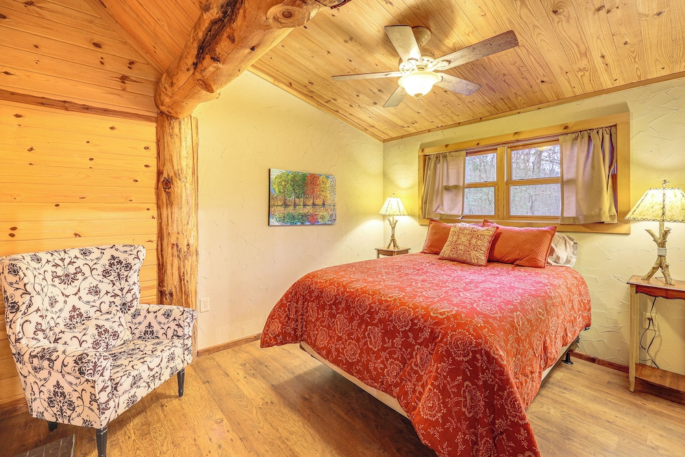 Fish, Boat & Hike: Pet-friendly Cabin in Arkansas