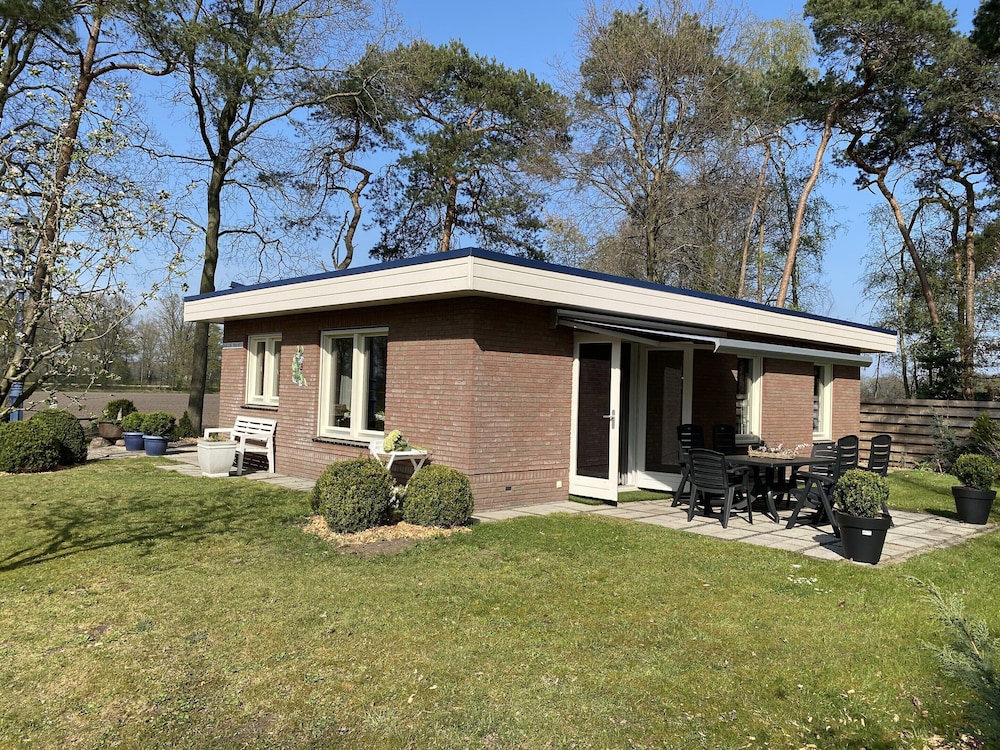 Alluring Holiday Home in Reutum-Weerselo with Hot Tub