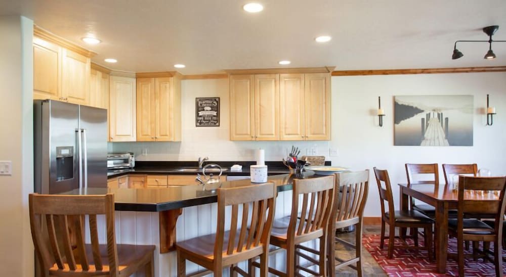 Deer Lake Village at Deer Valley Resort - Four Bedroom Condo with Hot Tub #2477 4 Condo