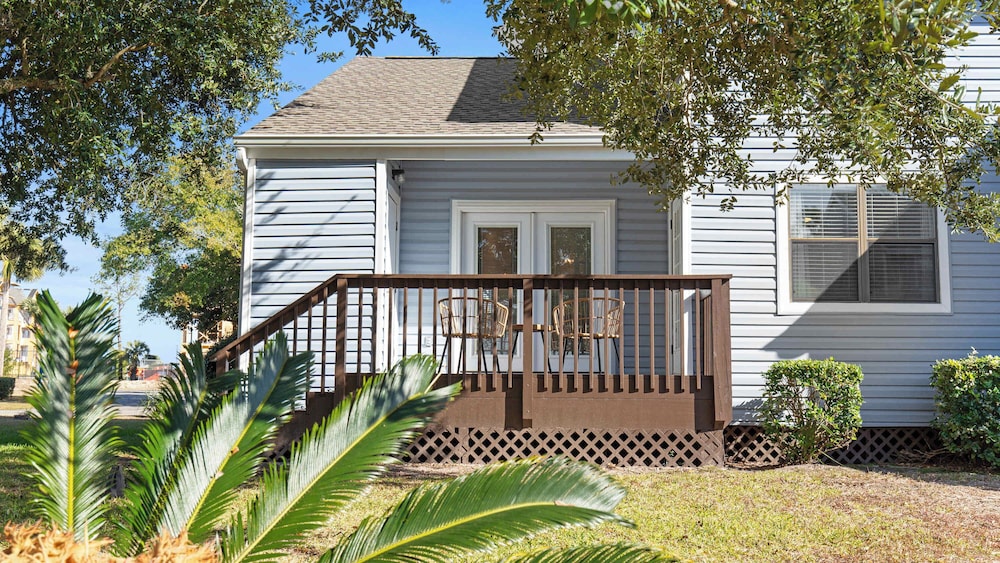 Spacious Family-friendly Retreat Beach Walkable