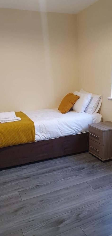 4 Bedroom House in Grays - Sleeps 6 & Parking