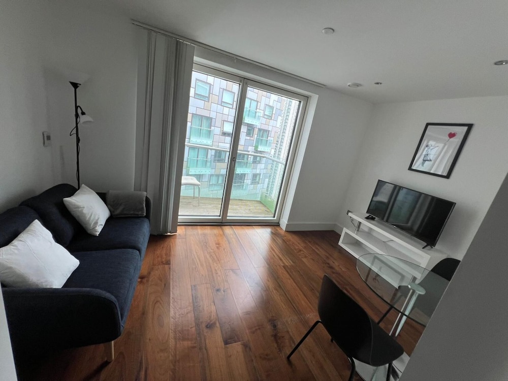 Studio Apartment w/ Balcony In Canary Wharf view 2