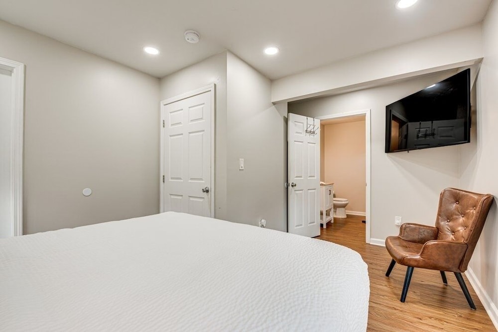 Spacious Family Retreat Near Airport 5 Bedroom Home