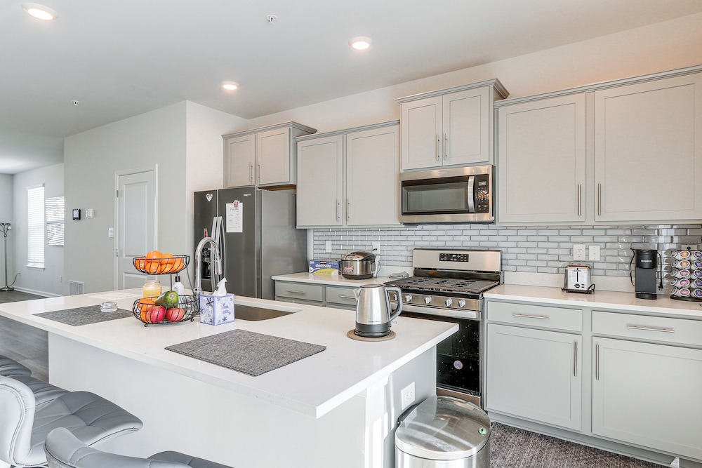 2 Mi to Dtwn Frederick: Updated Townhome