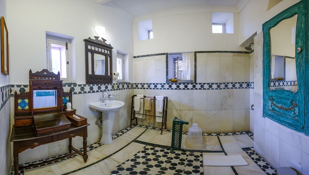 Neemrana Fort-Palace
