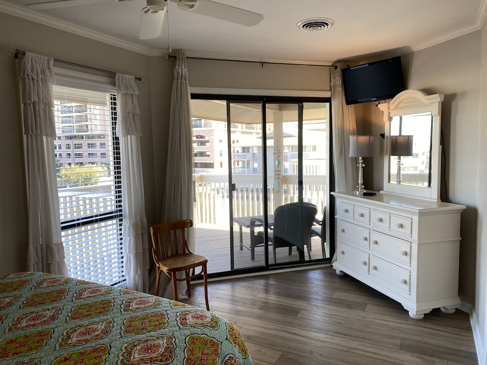 Tilghman Lakes H4 3 Bedroom Condo by RedAwning view 4