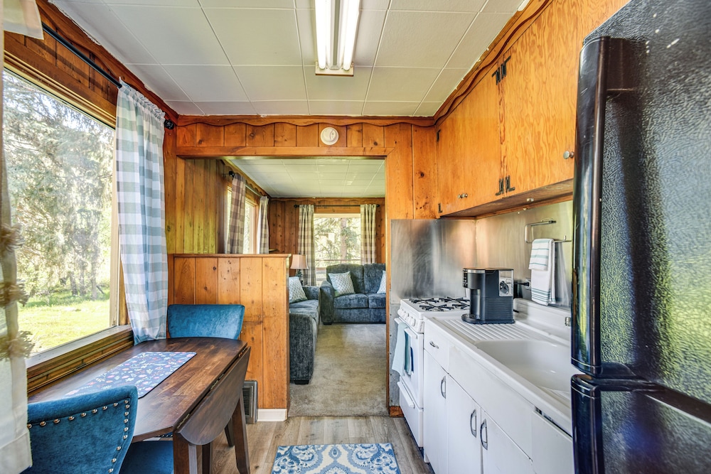Dog Friendly: Cabin w/ Yard & Mtn Views in Cascade