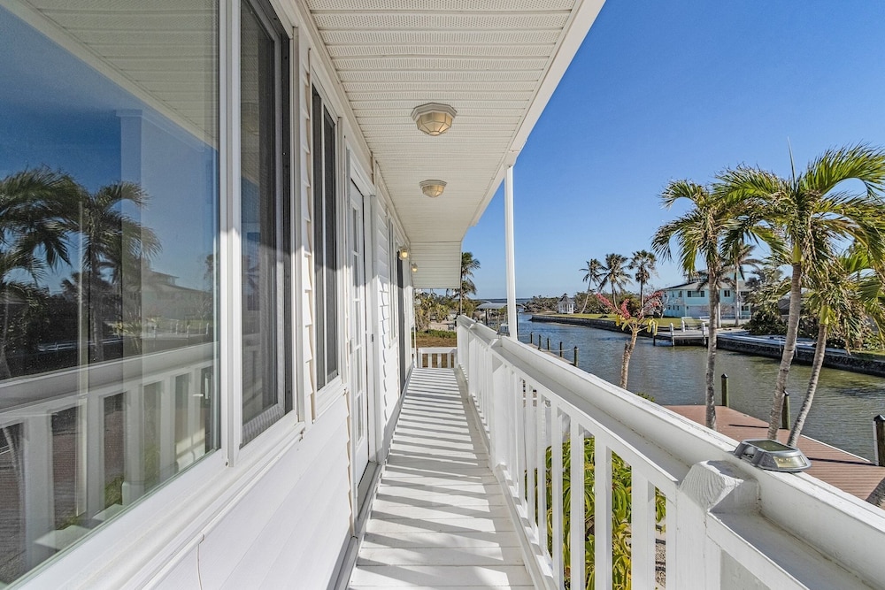 21591/3 Waterfront Duplex With Pool And Spa - Manor 4 Bedroom Home