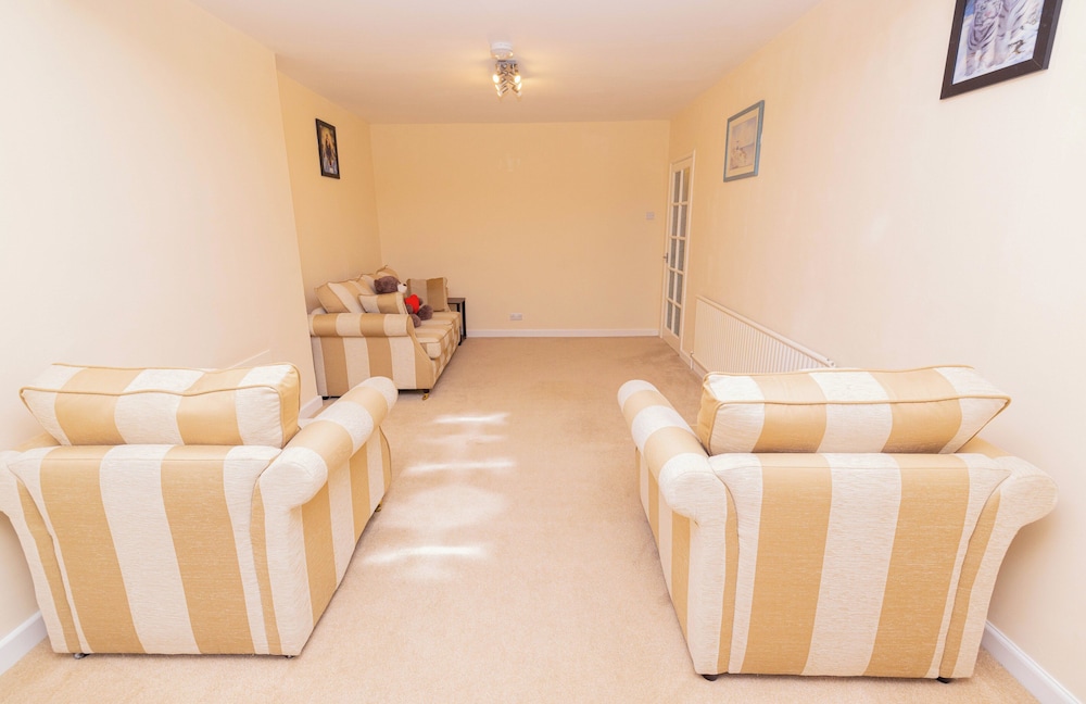 3 Bed - Sleeps 4 - Free Parking - Private Garden