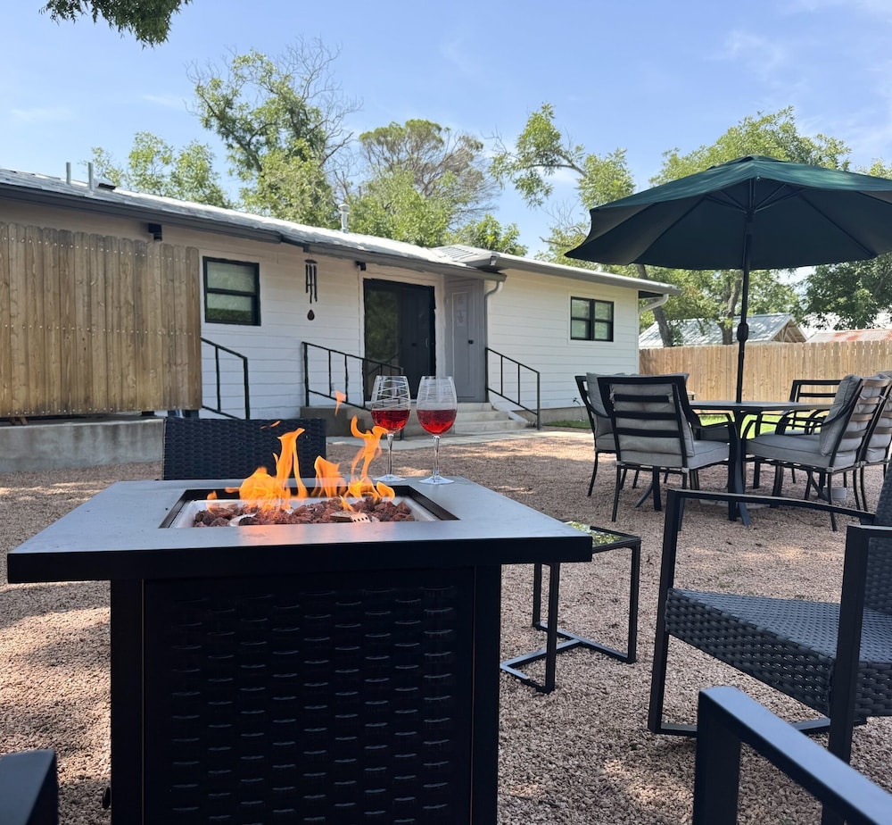 Zander Haus 3 Bedroom Home by RedAwning