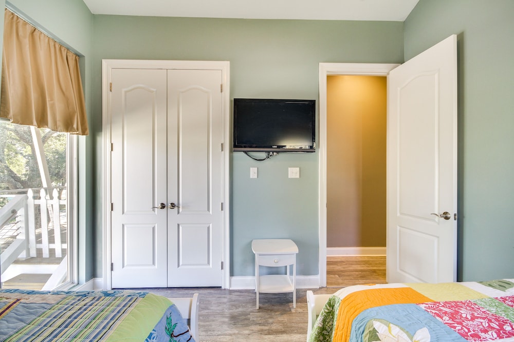 Walk to Beach: Stunning Gulfport Getaway