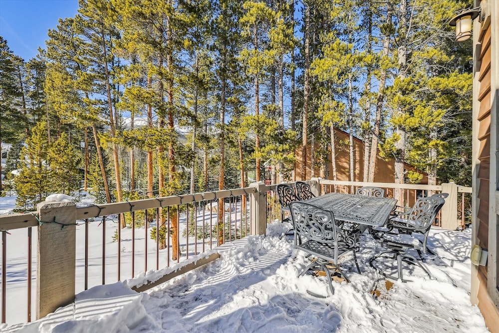 Lone Hand Lodge 4 Bedroom Home by RedAwning