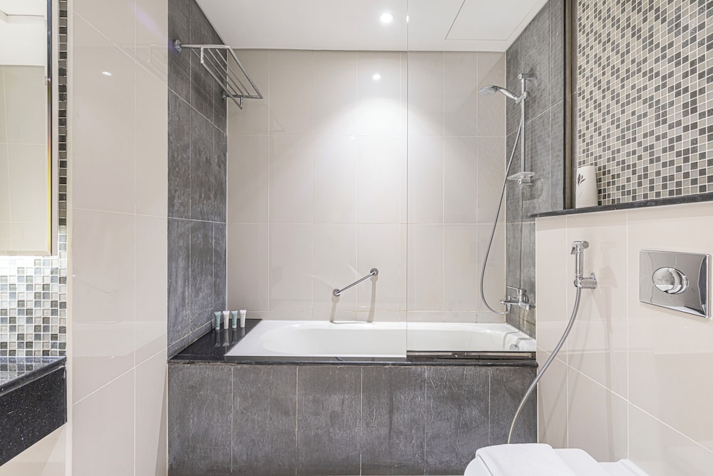 DAMAC Suites by Hostiva – Burj & Fountain