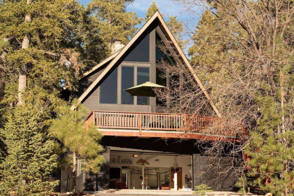 Chic Moonridge Escape Home Theatre, Hot Tub, Game Room, Firepit Oak and Luna view 3