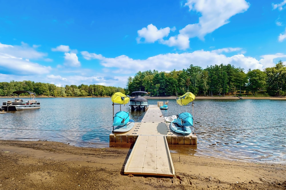 2 BR Lakefront House w/ Hot Tub in ADK Park
