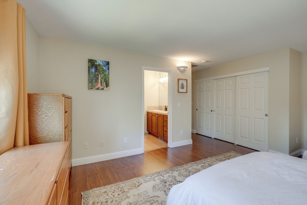 Hot Tub + Game Room: Family Retreat in Groveland!