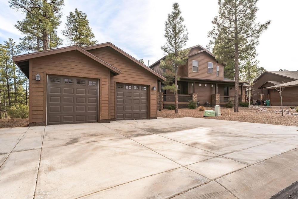 Scenic Golf Retreat With Modern Comforts & Fireplace 4 Bedroom Townhouse