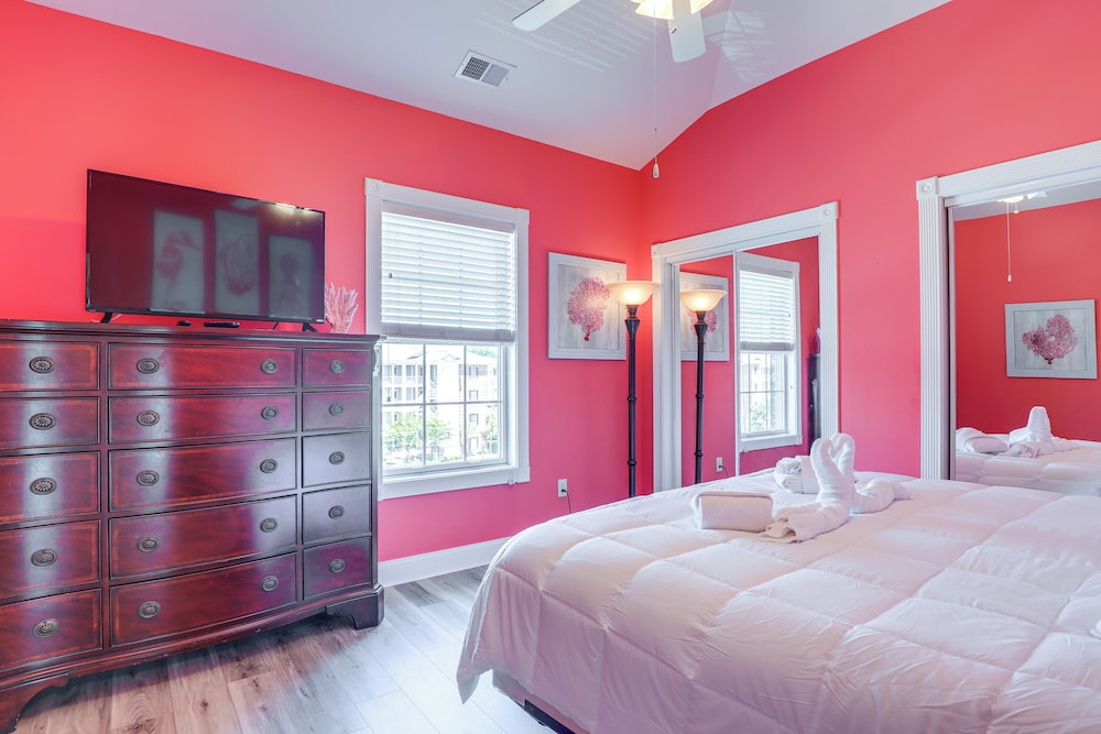 Golf Course View, Pool Access: Myrtle Beach Condo!