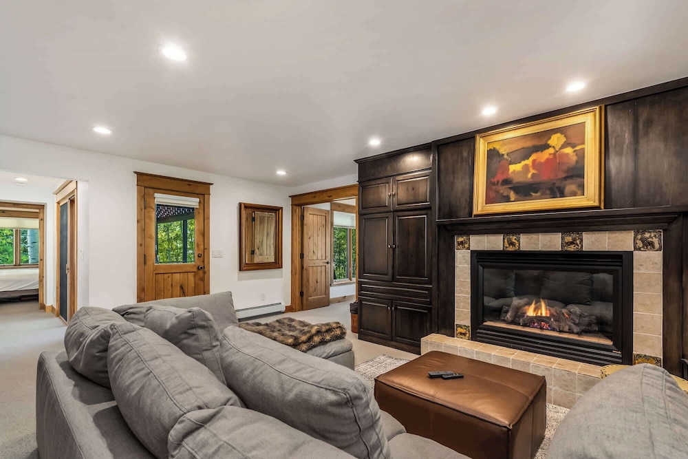 Evergreen Escape Home for 12