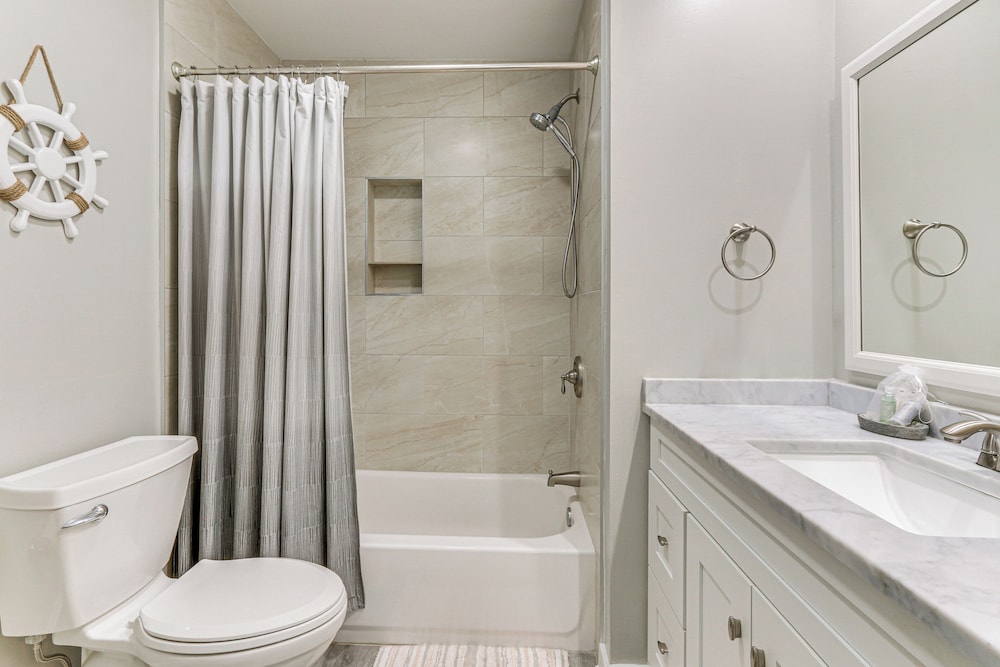 Walk to Beach: Bright Hilton Head Island Villa!