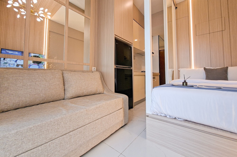 Elegant & Strategic Studio Room At Sky House Bsd Apartment