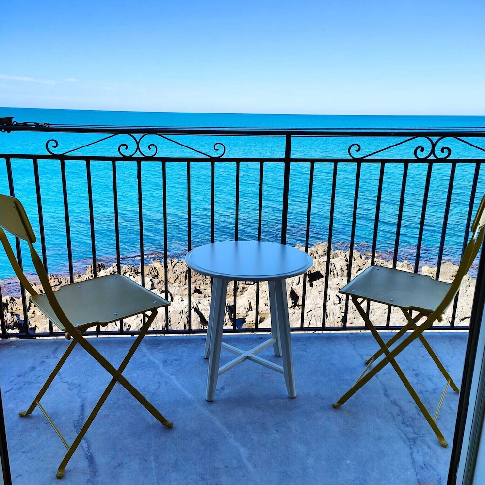 Room in Guest Room - Central Room With Balcony And Amazing Sea View photo 2