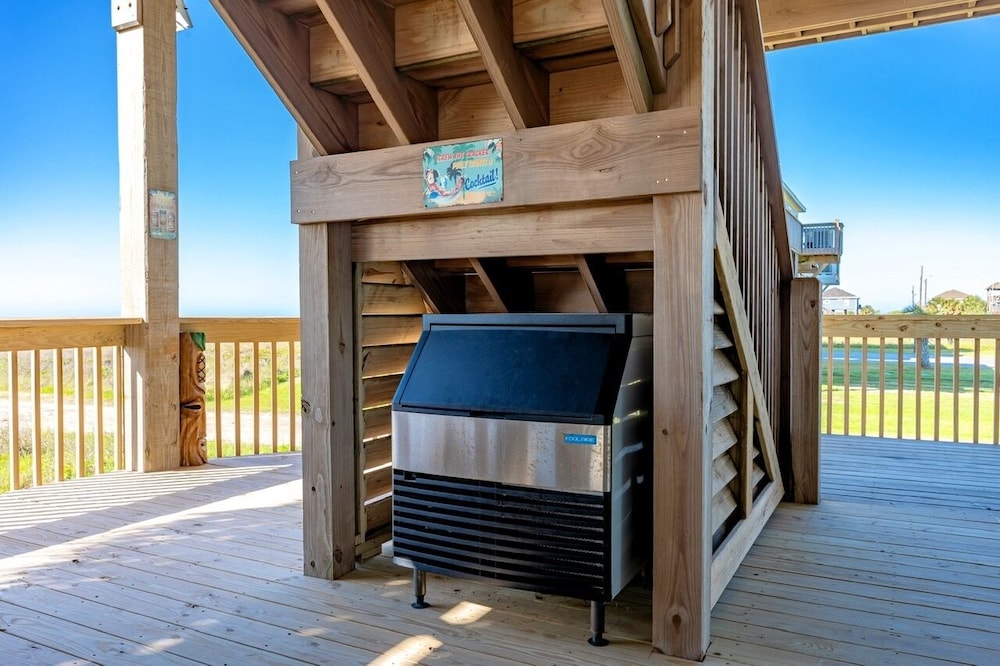 Just One More Day 4 Bedroom Home by RedAwning