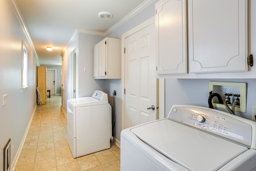 7 Mi to Ole Miss: Quiet Rural Retreat w/ Yard!