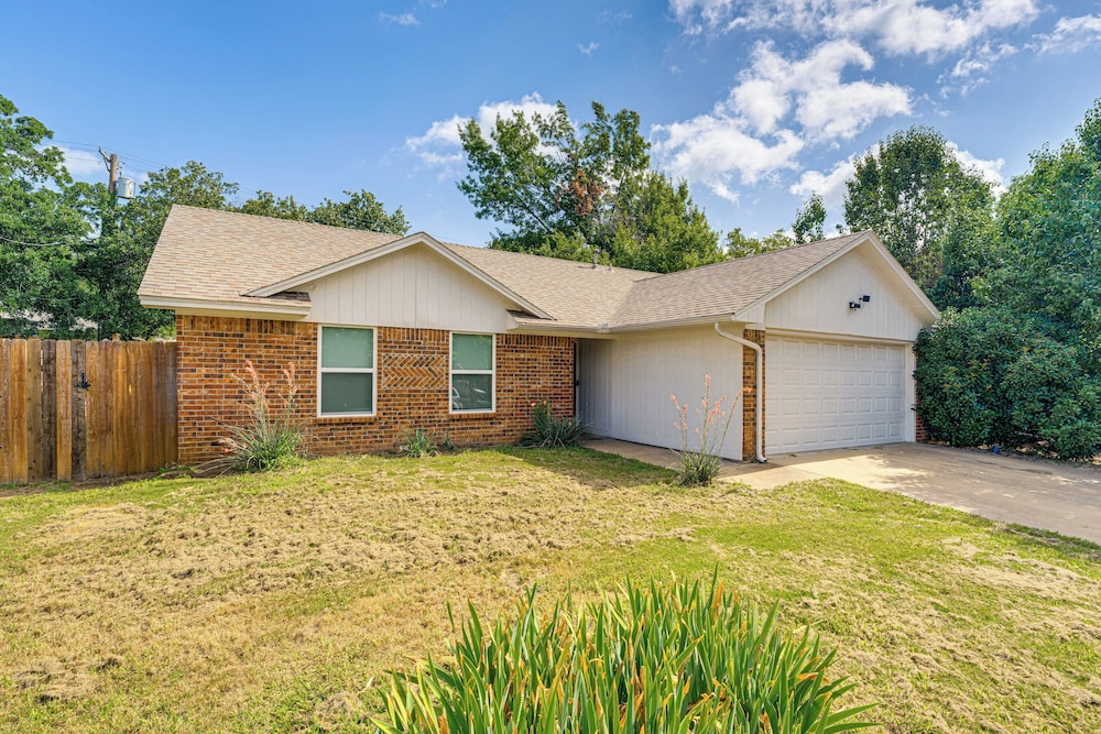 1 Mi to Denton Square: Family Home w/ Fenced Yard!